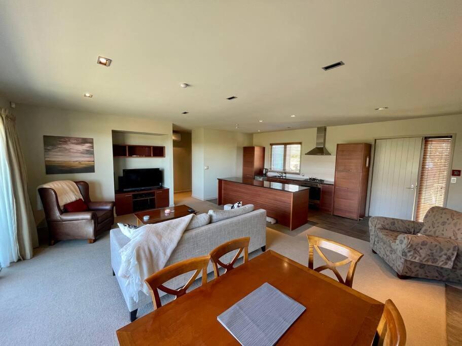 Terrace Downs 2 Bedroom Apartment Windwhistle Luaran gambar